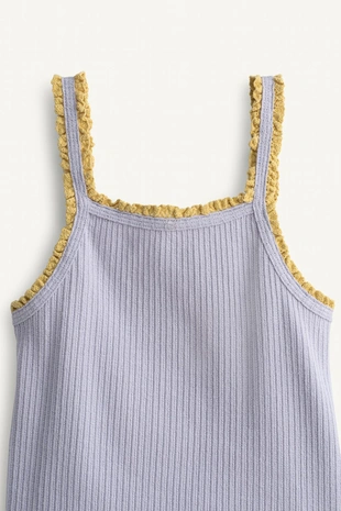 Топ limited edition с ребристой отделкой и контрастной кружевной обрезкой- Заказать в России