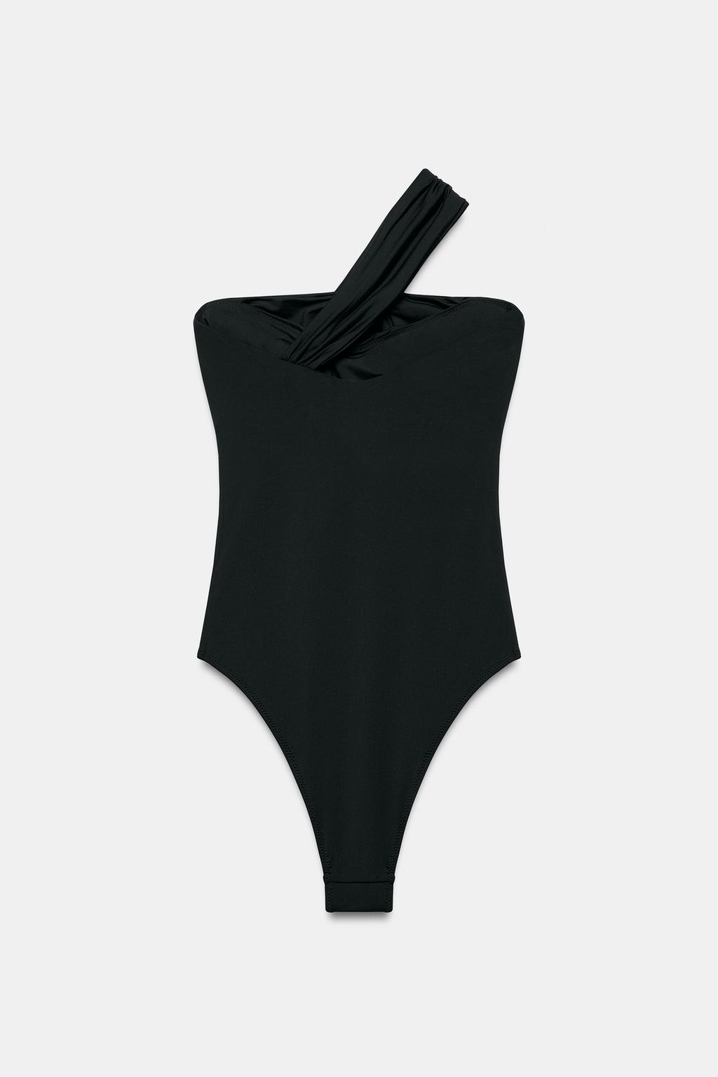 КУПАЛЬНИК С АСИММЕТРИЧНОЙ БРЕТЕЛЬЮ И МЕТАЛЛИЧЕСКОЙ ДЕТАЛЬЮ