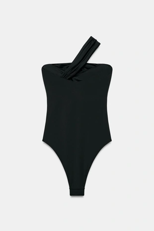 Купальник с асимметричной бретелью и металлической деталью- Заказать в России