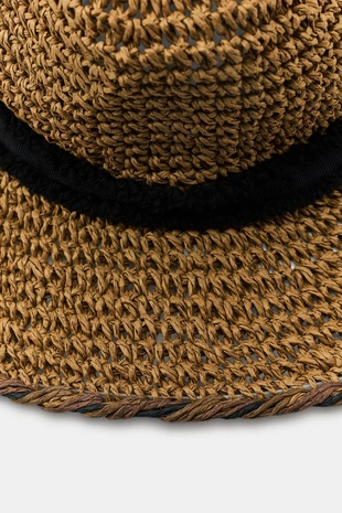 Шляпа с контрастной лентой и крученым краем- Заказать в России