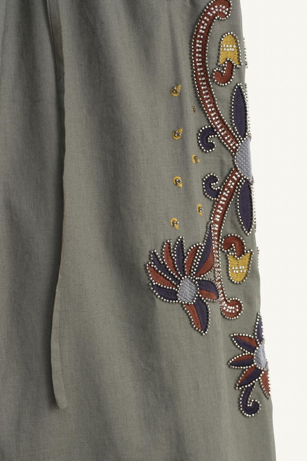 Брюки из льняно-хлопковой смеси с контрастной вышивкой