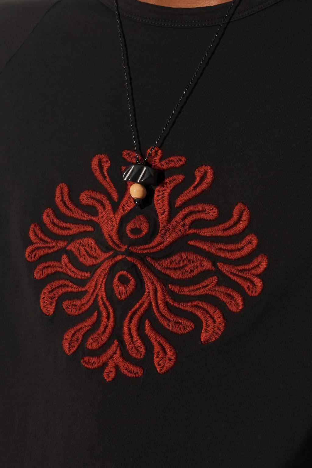 Футболка с красным вышитым узором в свободном крое