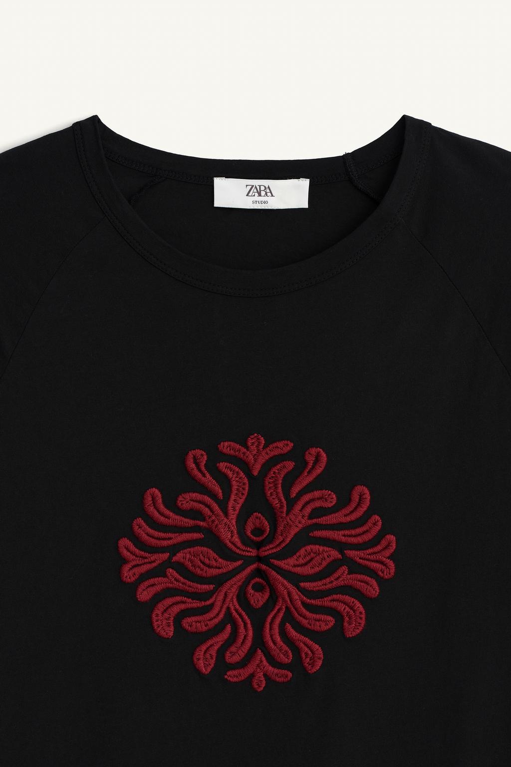 Футболка с красным вышитым узором в свободном крое