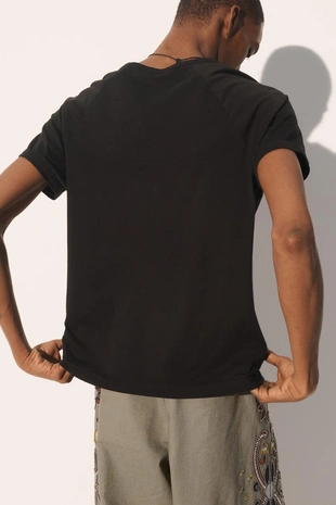 Футболка с красным вышитым узором в свободном крое- Заказать в России