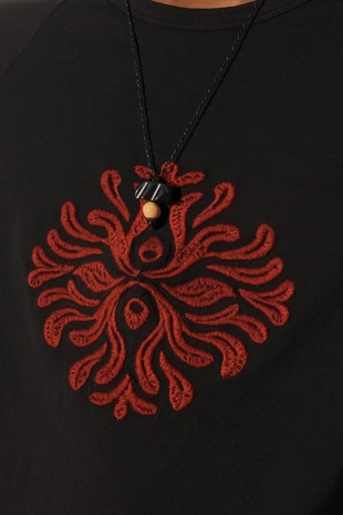 Футболка с красным вышитым узором в свободном крое- Заказать в России