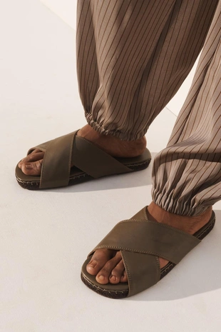 Кожаные сандалии с перекрестными ремешками- Заказать в России