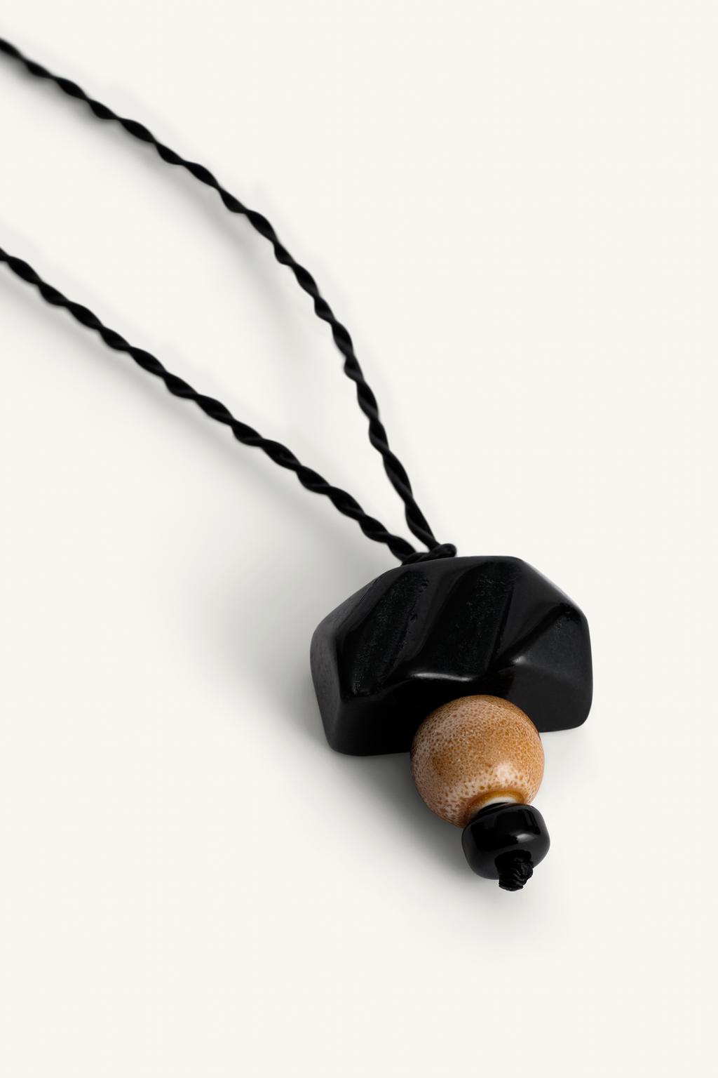 Ожерелье из вощеного шнура с контрастными подвесками