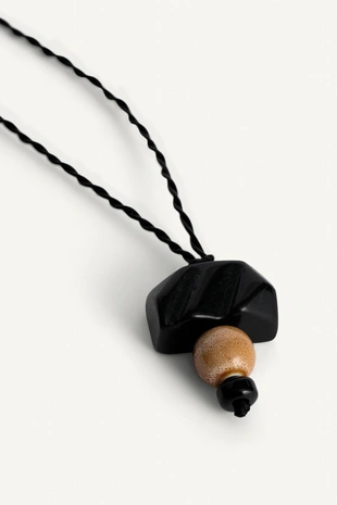 Ожерелье из вощеного шнура с контрастными подвесками- Заказать в России