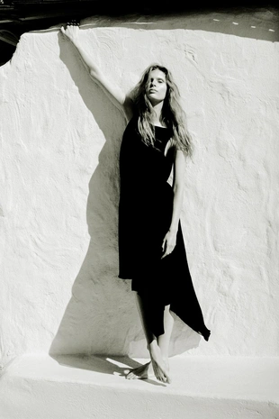 Платье миди асимметричного кроя- Заказать в России