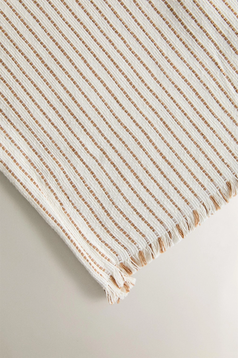 Универсальный плед с линиями