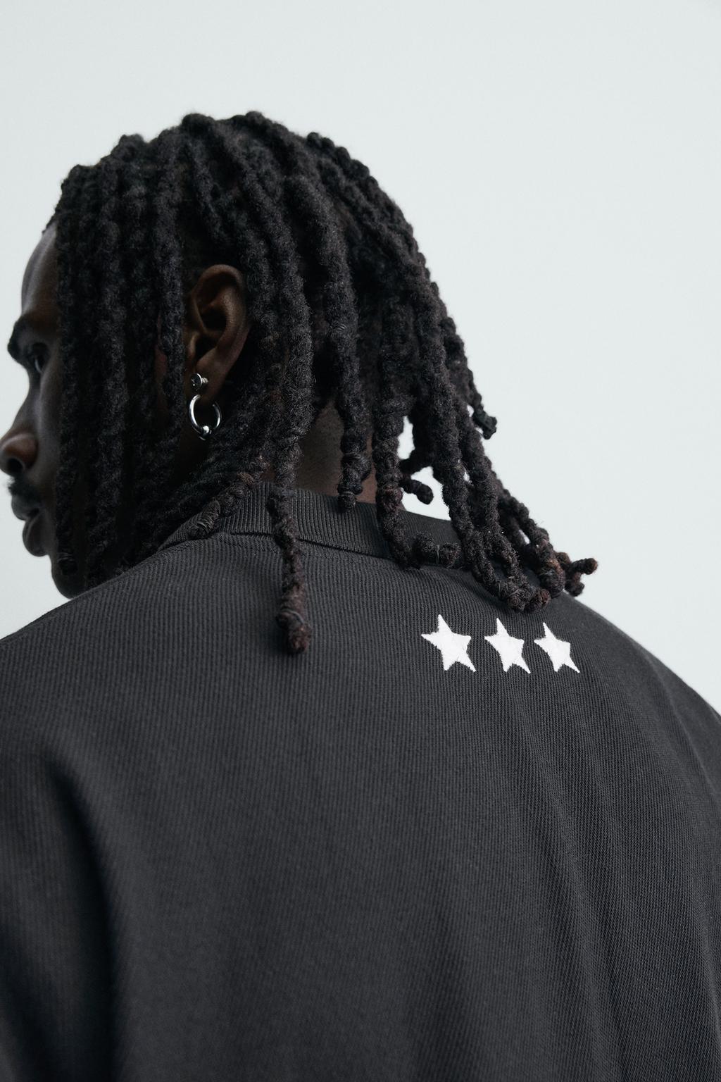 ПОЛО С ВЫШИВКОЙ ИЗ РЕЛЬЕФНОГО ТРИКОТАЖА