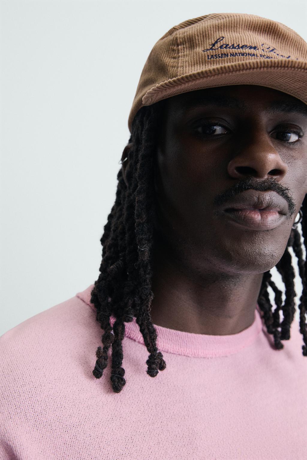 ФУТБОЛКА С КОНТРАСТНЫМ ПРИНТОМ