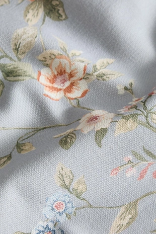 Скатерть с небольшим цветочным принтом- Заказать в России