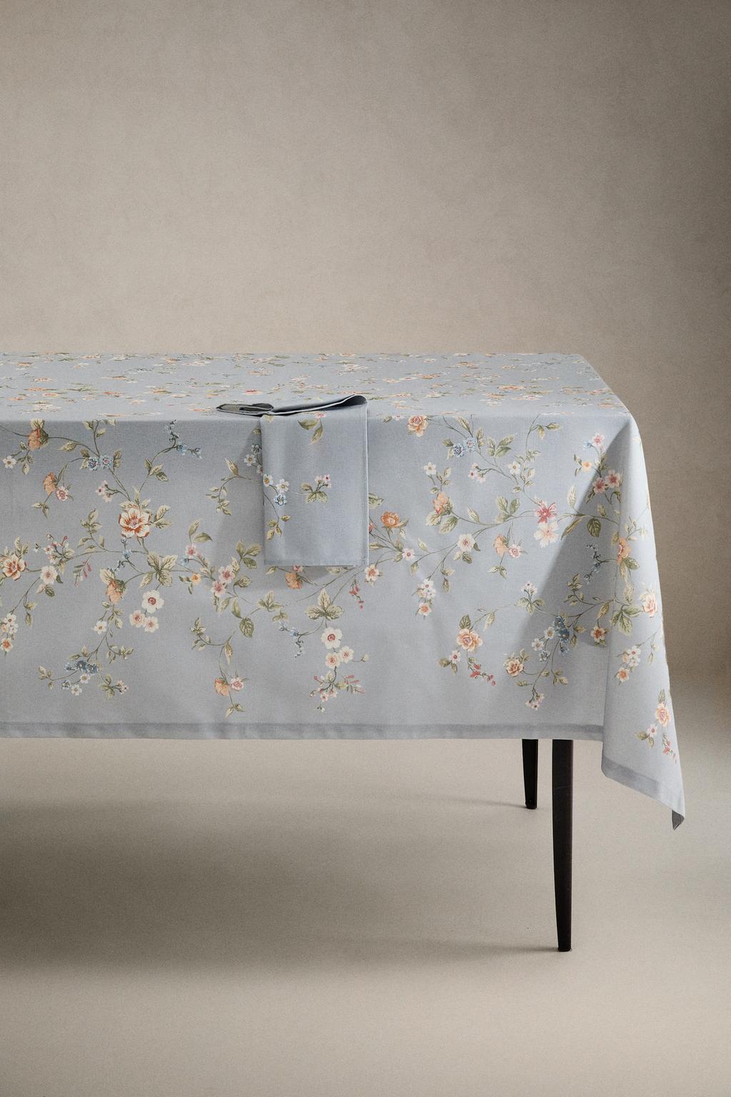 Скатерть с небольшим цветочным принтом