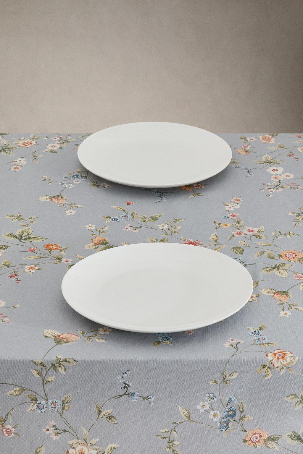 Скатерть с небольшим цветочным принтом