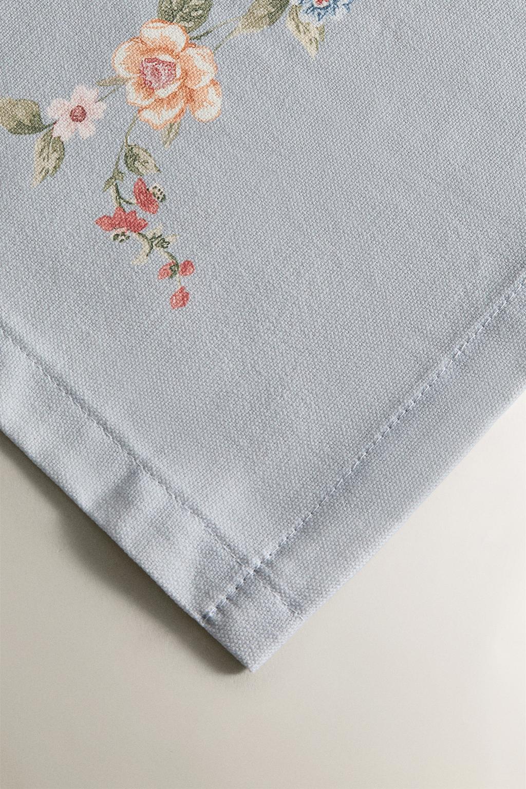 Скатерть с небольшим цветочным принтом