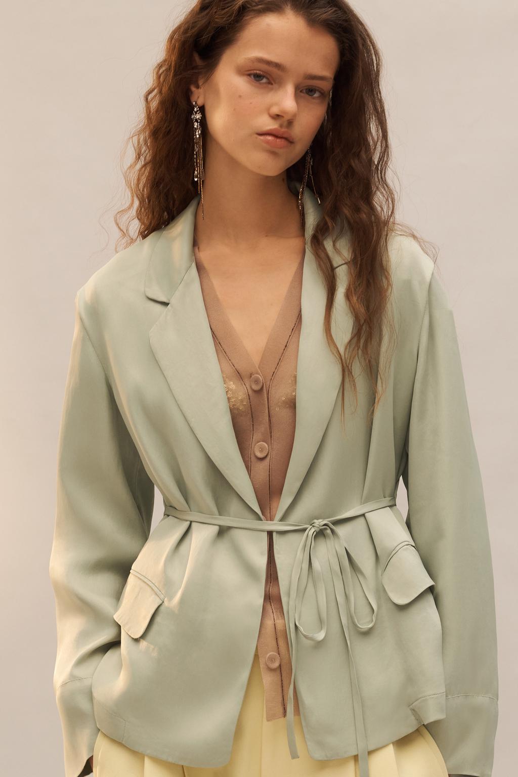 Эксклюзивный атласный блейзер с карманами
