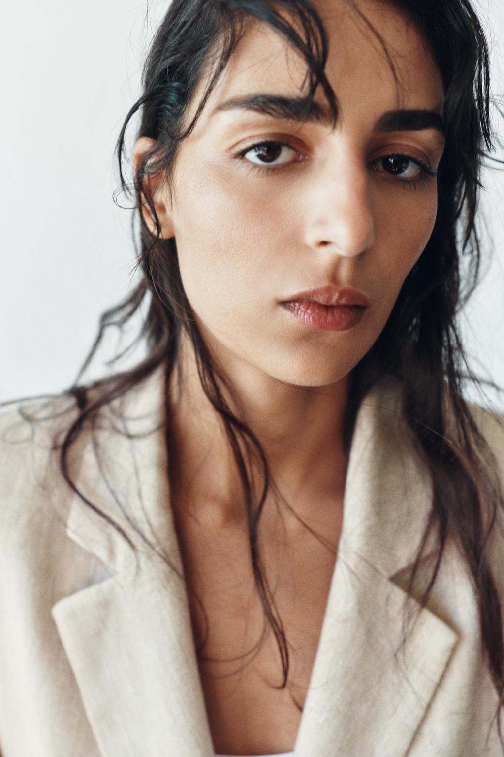 УКОРОЧЕННЫЙ БЛЕЙЗЕР ИЗ СМЕСОВОГО ЛЬНА С ПОДПЛЕЧНИКАМИ