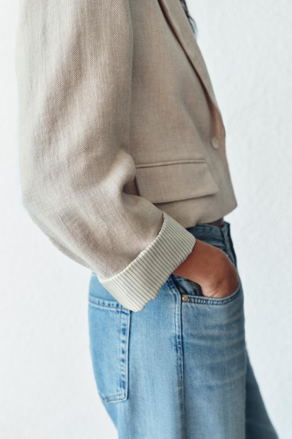 УКОРОЧЕННЫЙ БЛЕЙЗЕР ИЗ СМЕСОВОГО ЛЬНА С ПОДПЛЕЧНИКАМИ