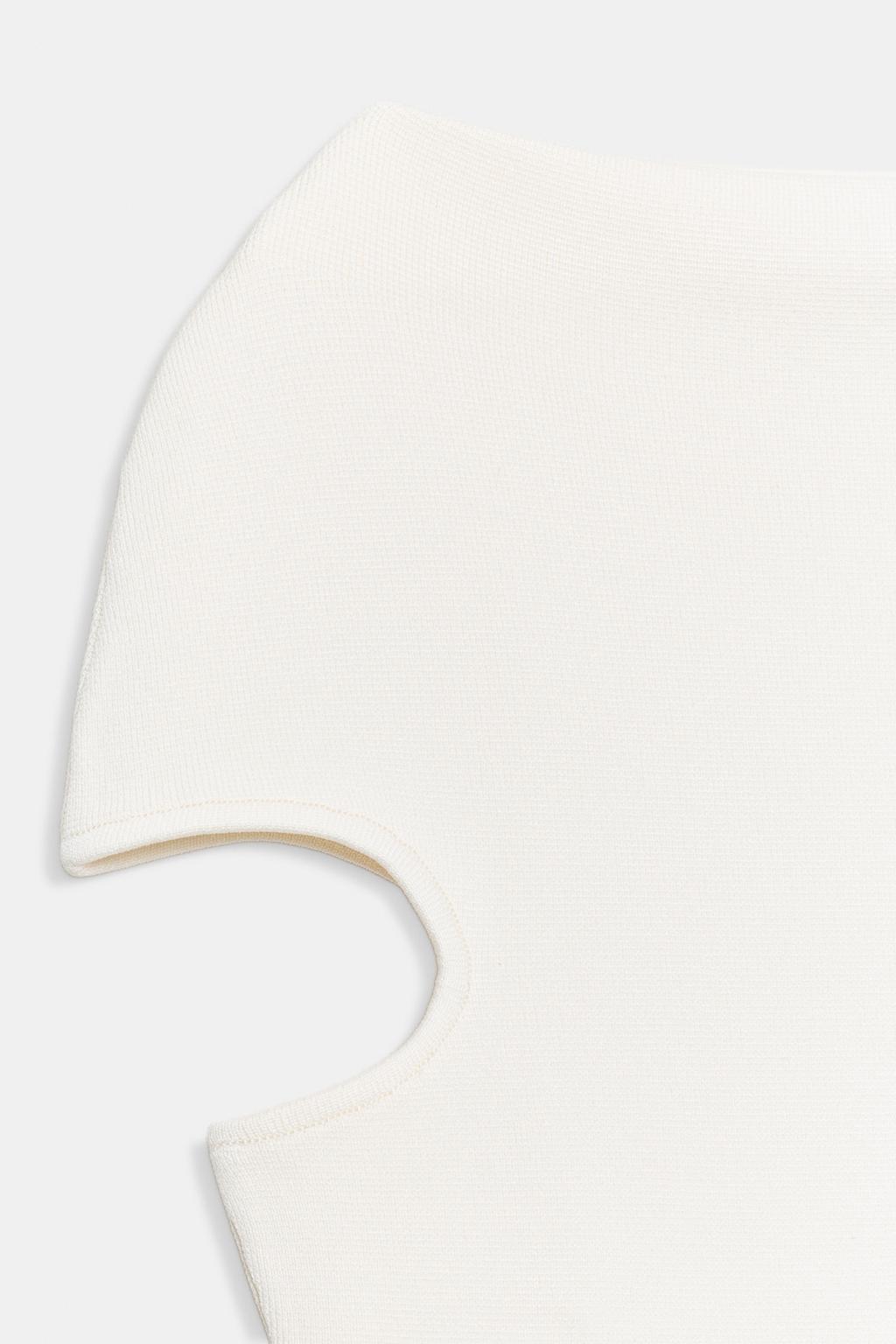 ТРИКОТАЖНЫЙ ТОП С ВЫРЕЗОМ «ЛОДОЧКА»