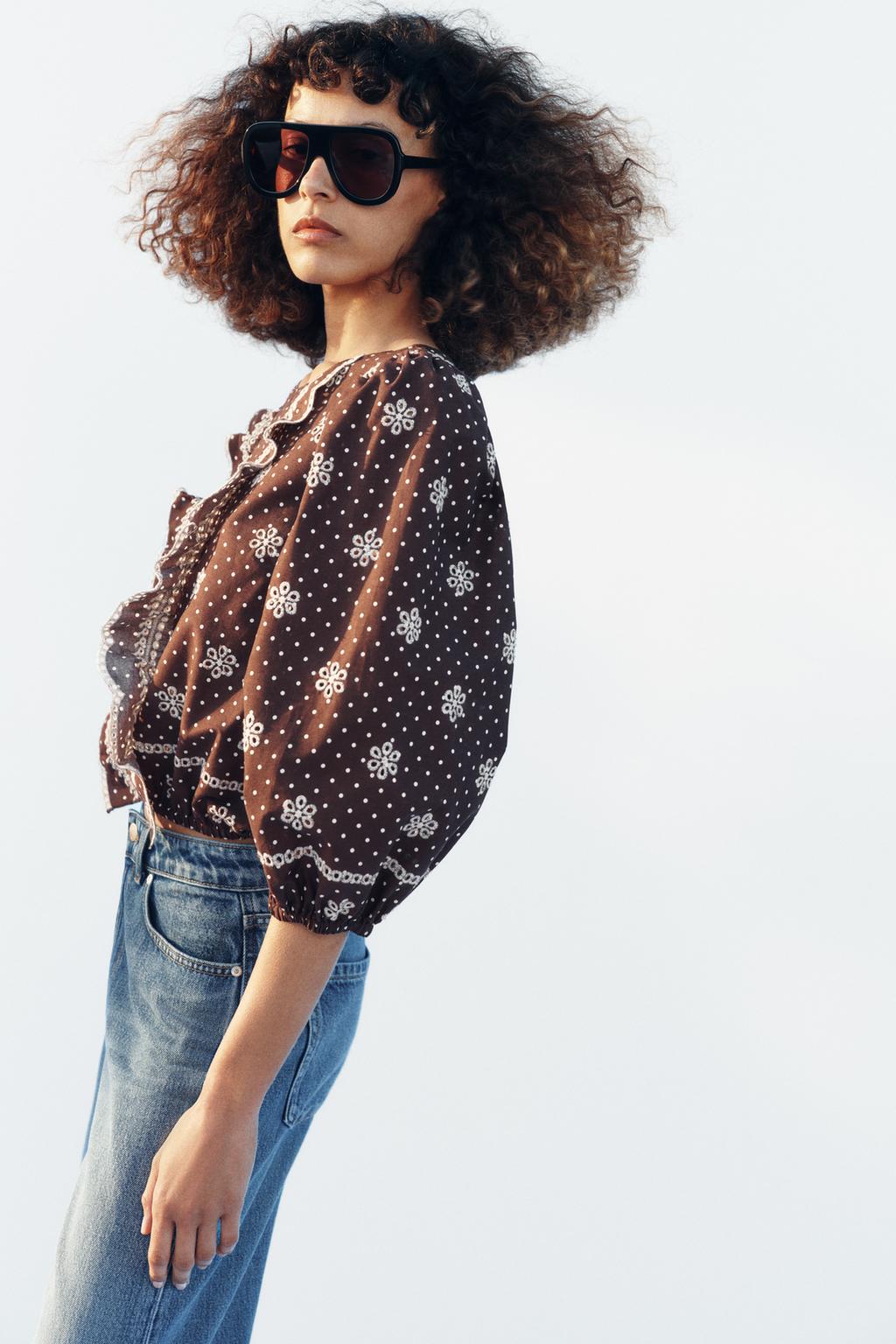 БЛУЗА В ГОРОШЕК С ПЕРФОРИРОВАННОЙ ВЫШИВКОЙ