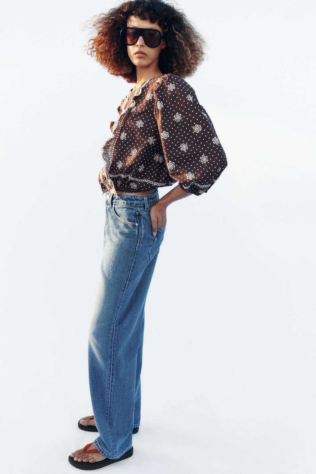 БЛУЗА В ГОРОШЕК С ПЕРФОРИРОВАННОЙ ВЫШИВКОЙ