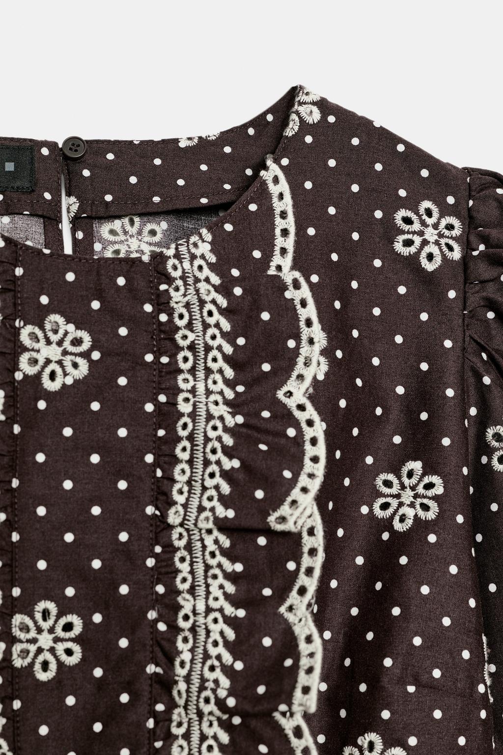 БЛУЗА В ГОРОШЕК С ПЕРФОРИРОВАННОЙ ВЫШИВКОЙ