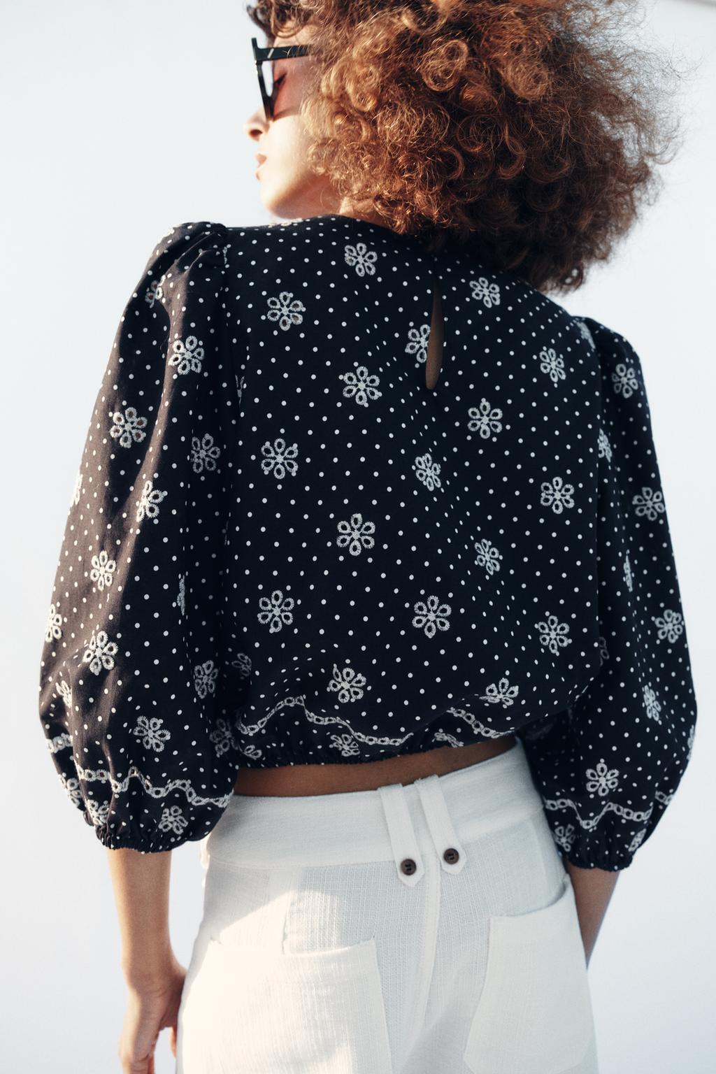 БЛУЗА В ГОРОШЕК С ПЕРФОРИРОВАННОЙ ВЫШИВКОЙ