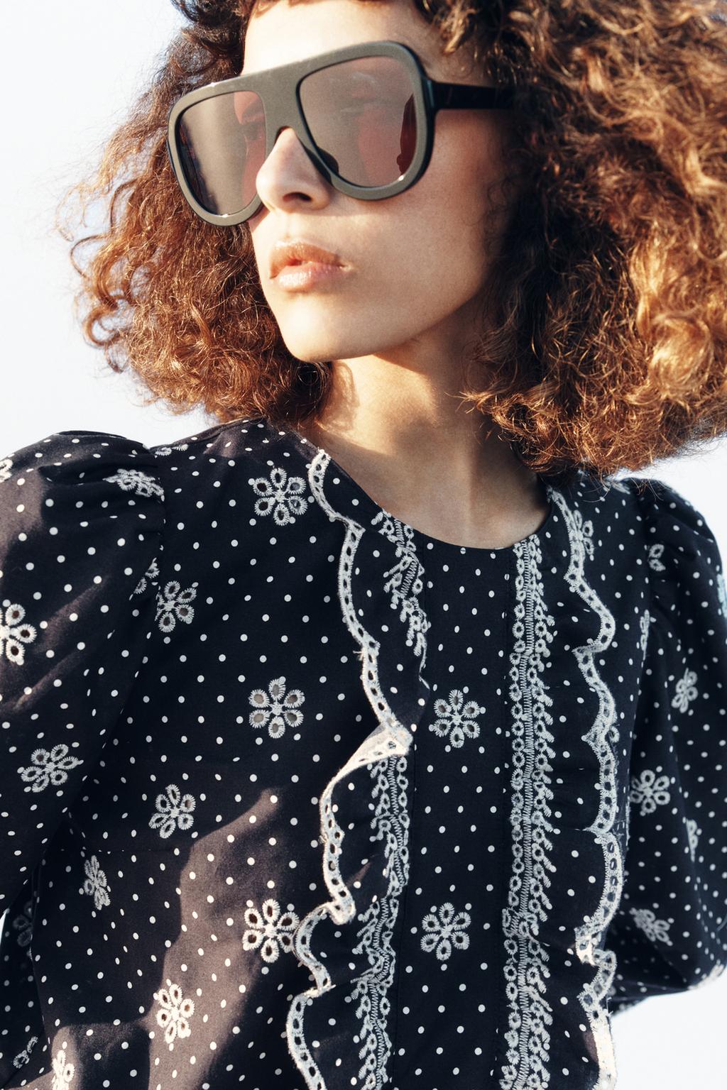 БЛУЗА В ГОРОШЕК С ПЕРФОРИРОВАННОЙ ВЫШИВКОЙ