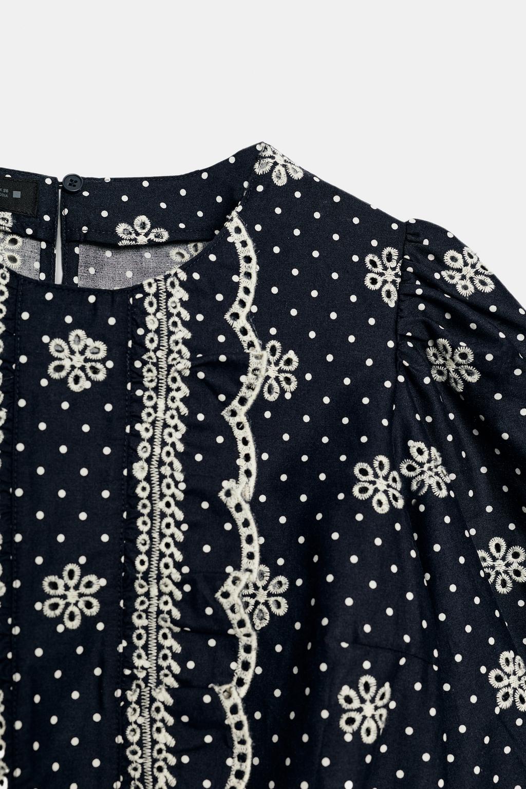 БЛУЗА В ГОРОШЕК С ПЕРФОРИРОВАННОЙ ВЫШИВКОЙ