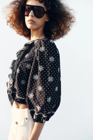 Блуза в горошек с перфорированной вышивкой