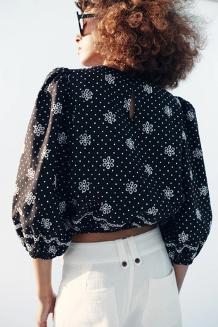 Блуза в горошек с перфорированной вышивкой