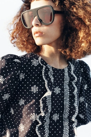 Блуза в горошек с перфорированной вышивкой- Заказать в России