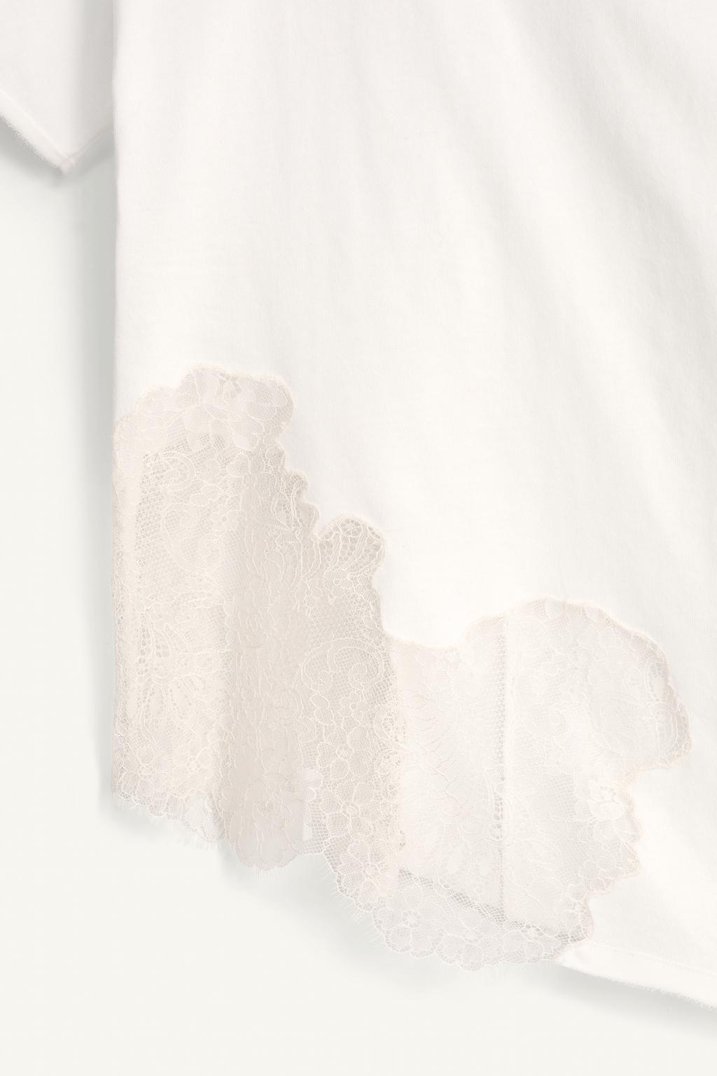 Футболка limited edition с асимметричным кружевом