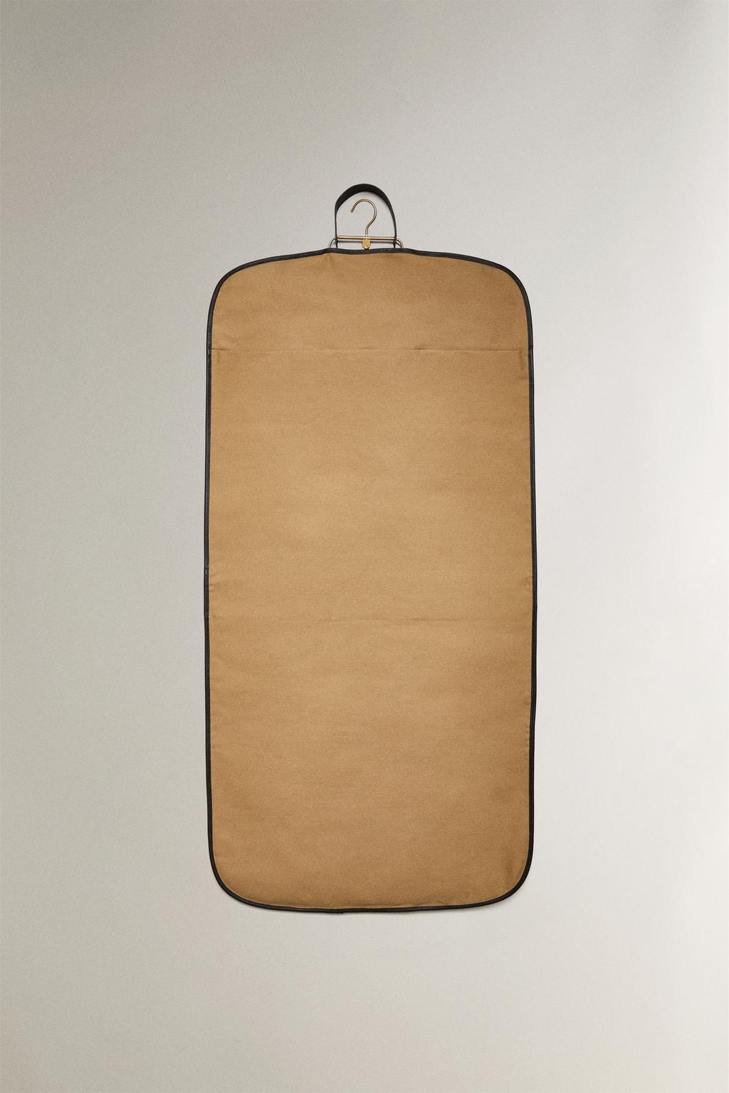 Сумка для костюма из кожи