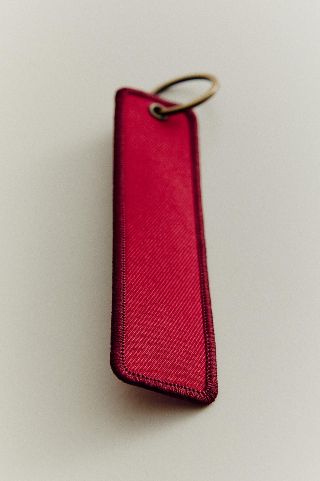 Брелок для ключей путешествие по холсту