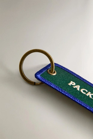 Брелок для ключей путешествие по холсту