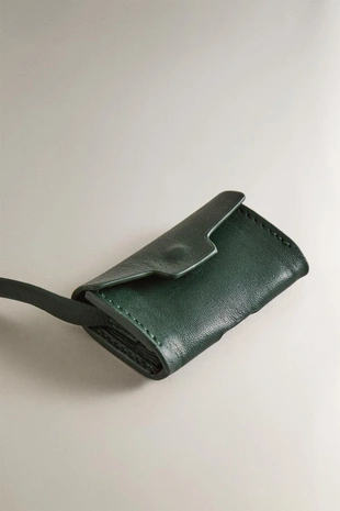 Диспенсер для мешков для домашних животных из кожи