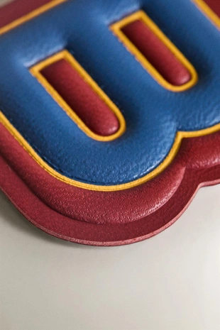 Термоаппликация из кожи с буквой b- Заказать в России