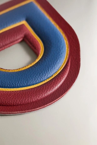 Наклейка из кожи с буквой d- Заказать в России