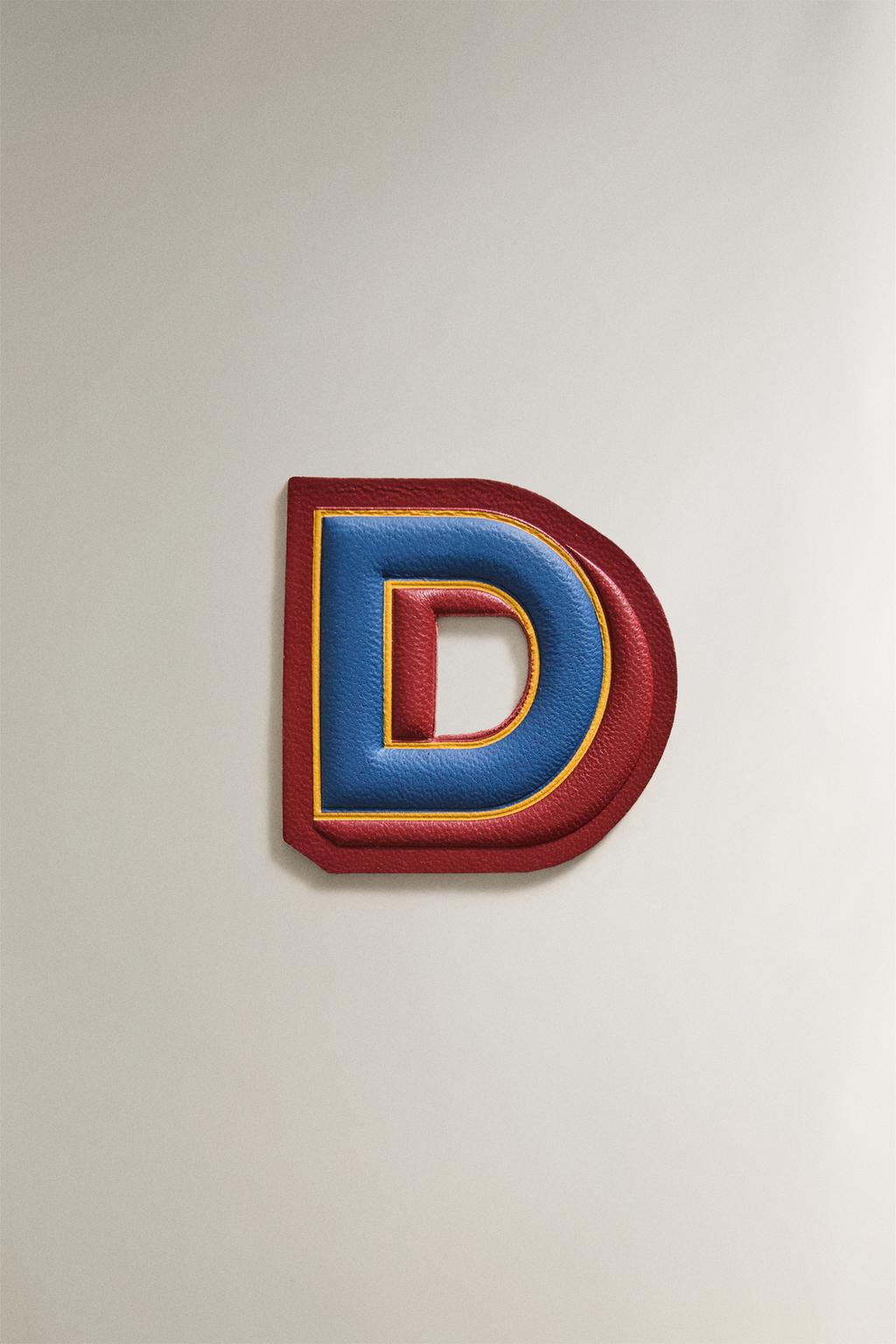Наклейка из кожи с буквой d