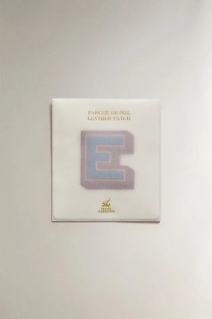 Нашивка из кожи с буквой е- Заказать в России