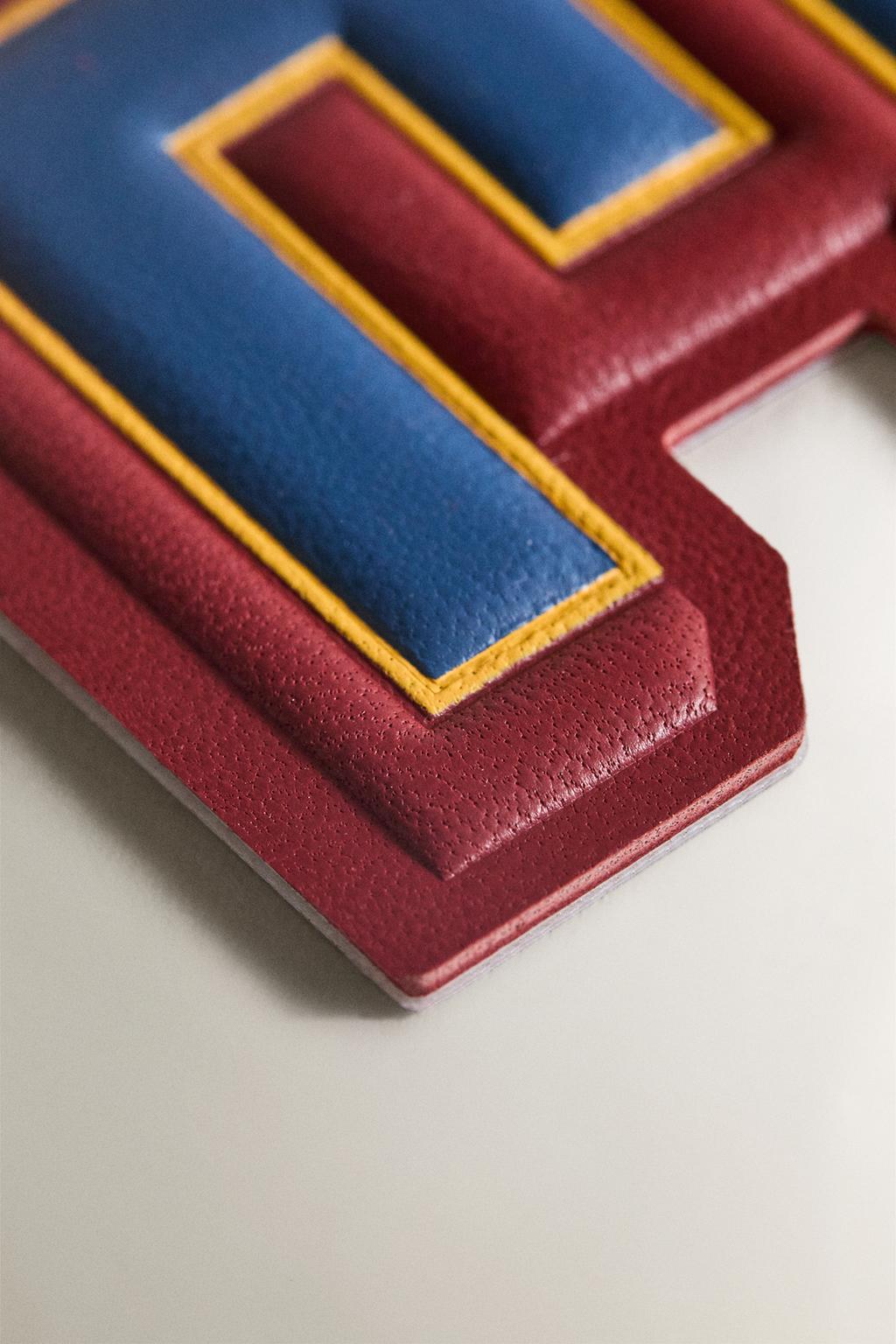 Нашивка из кожи с буквой е