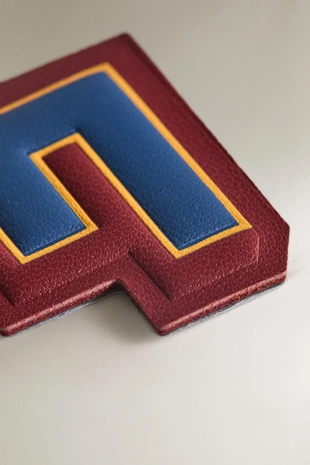 Значок из кожи с буквой f- Заказать в России