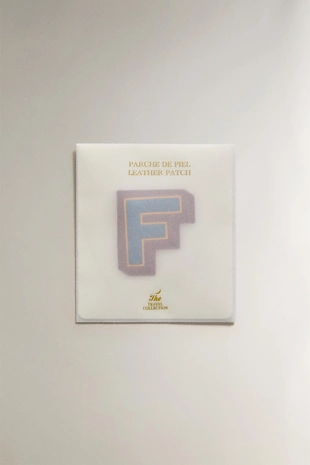 Значок из кожи с буквой f- Заказать в России
