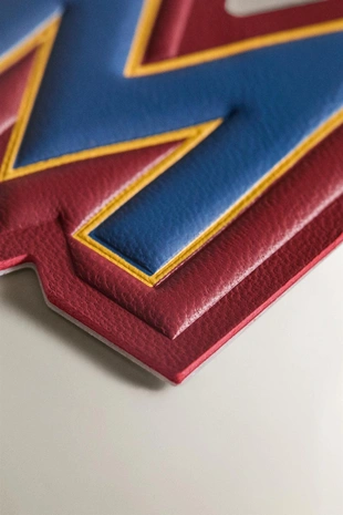 Термонаклейка из кожи с буквой m- Заказать в России