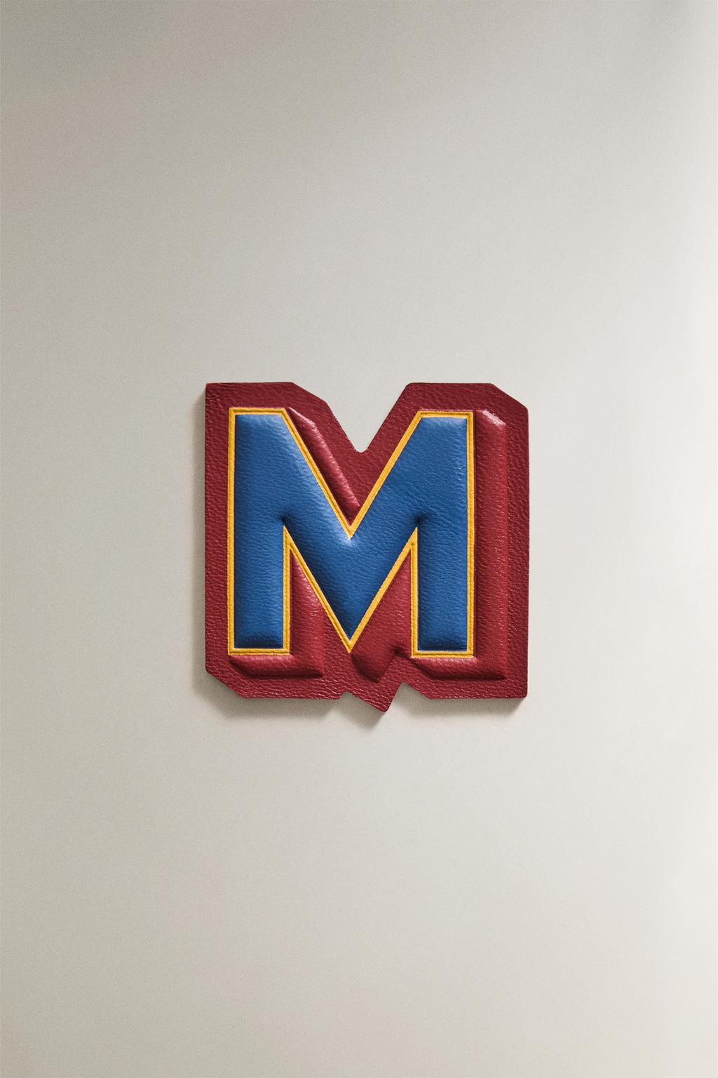 Термонаклейка из кожи с буквой m