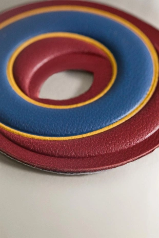 Нашивка из кожи с буквой о- Заказать в России