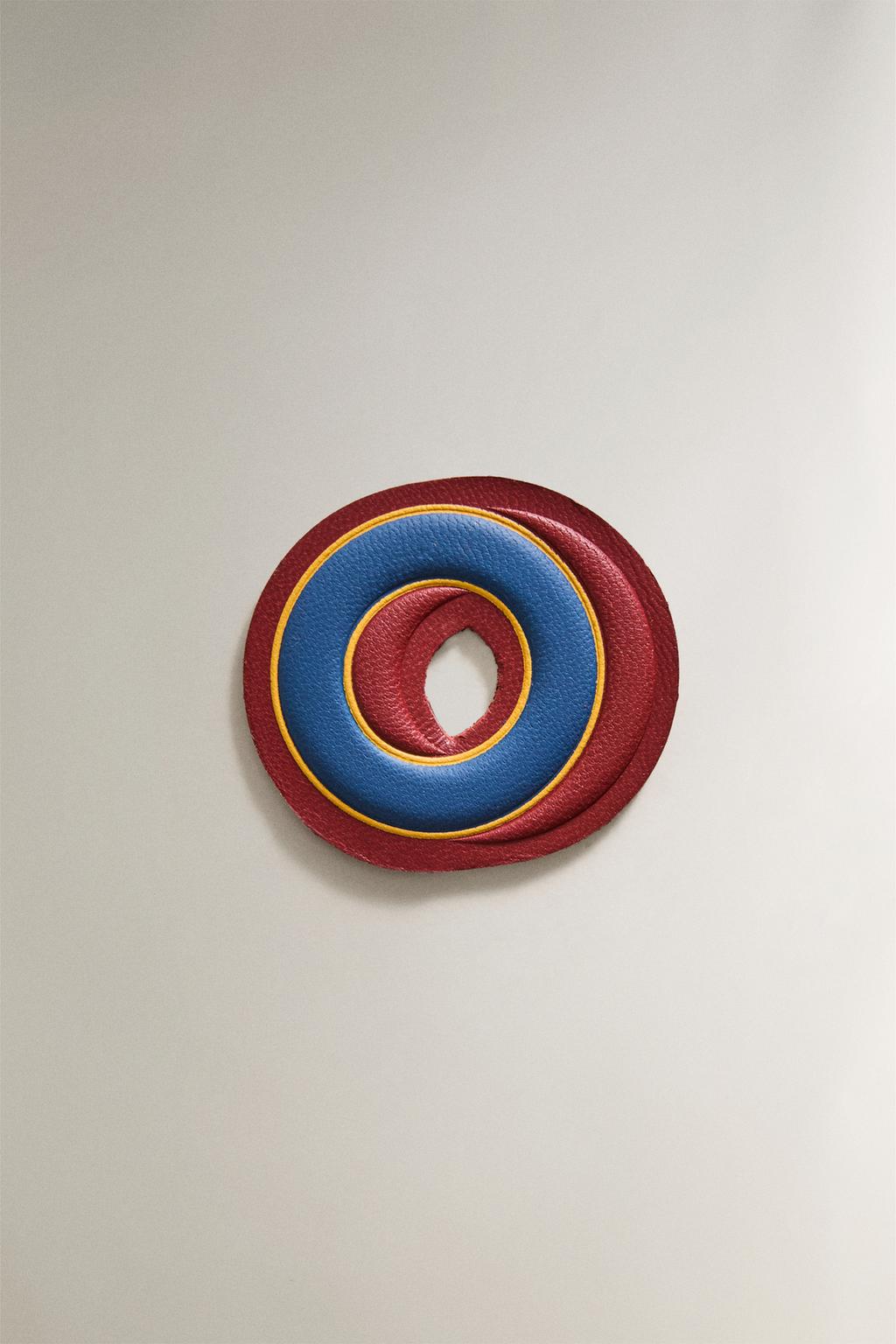 Нашивка из кожи с буквой о