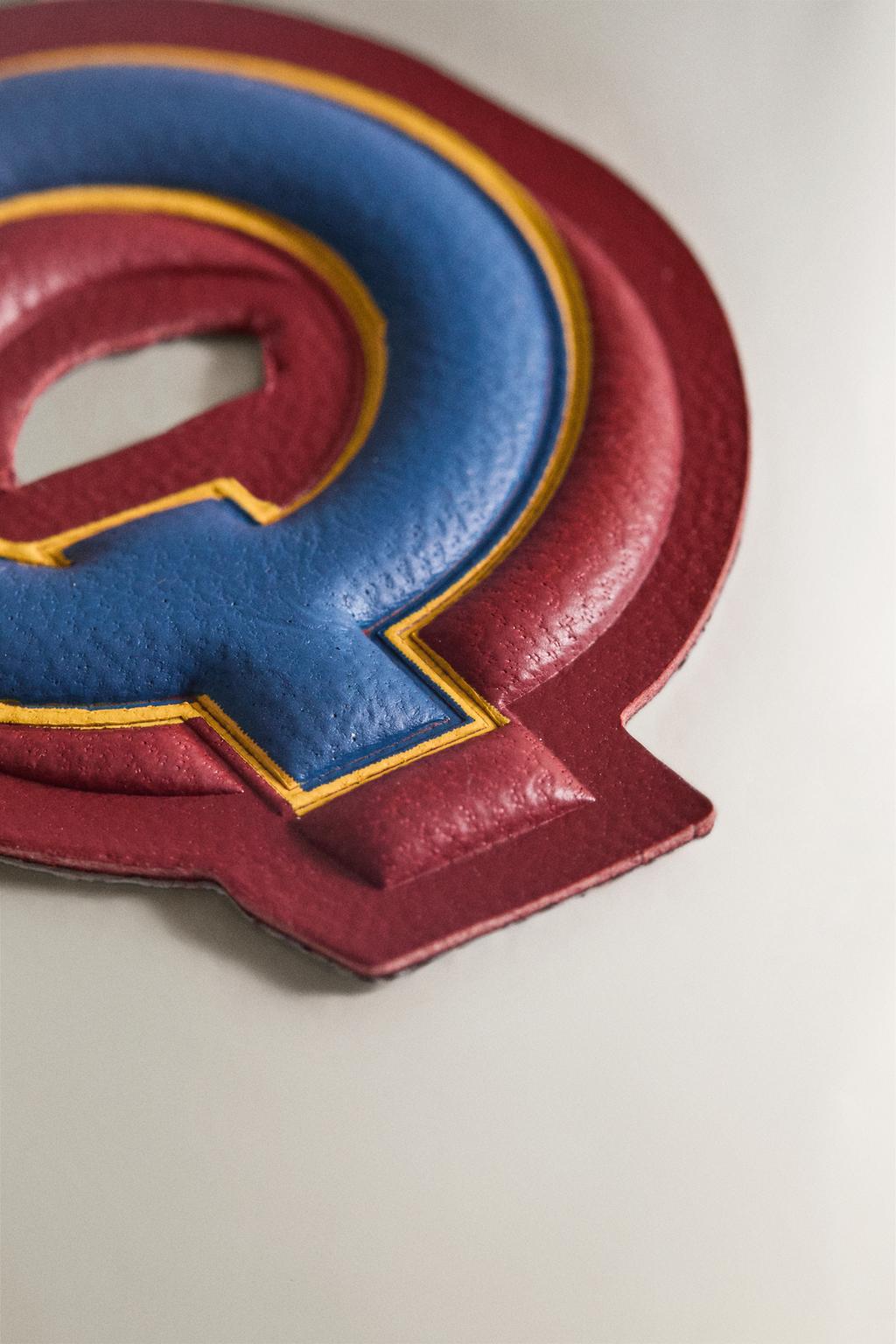 Кожаная нашивка с буквой q